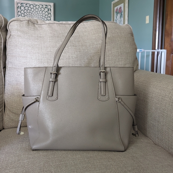 Michael Kors Voyager East West Crossgrain Leather Tote - Picture 8 of 11